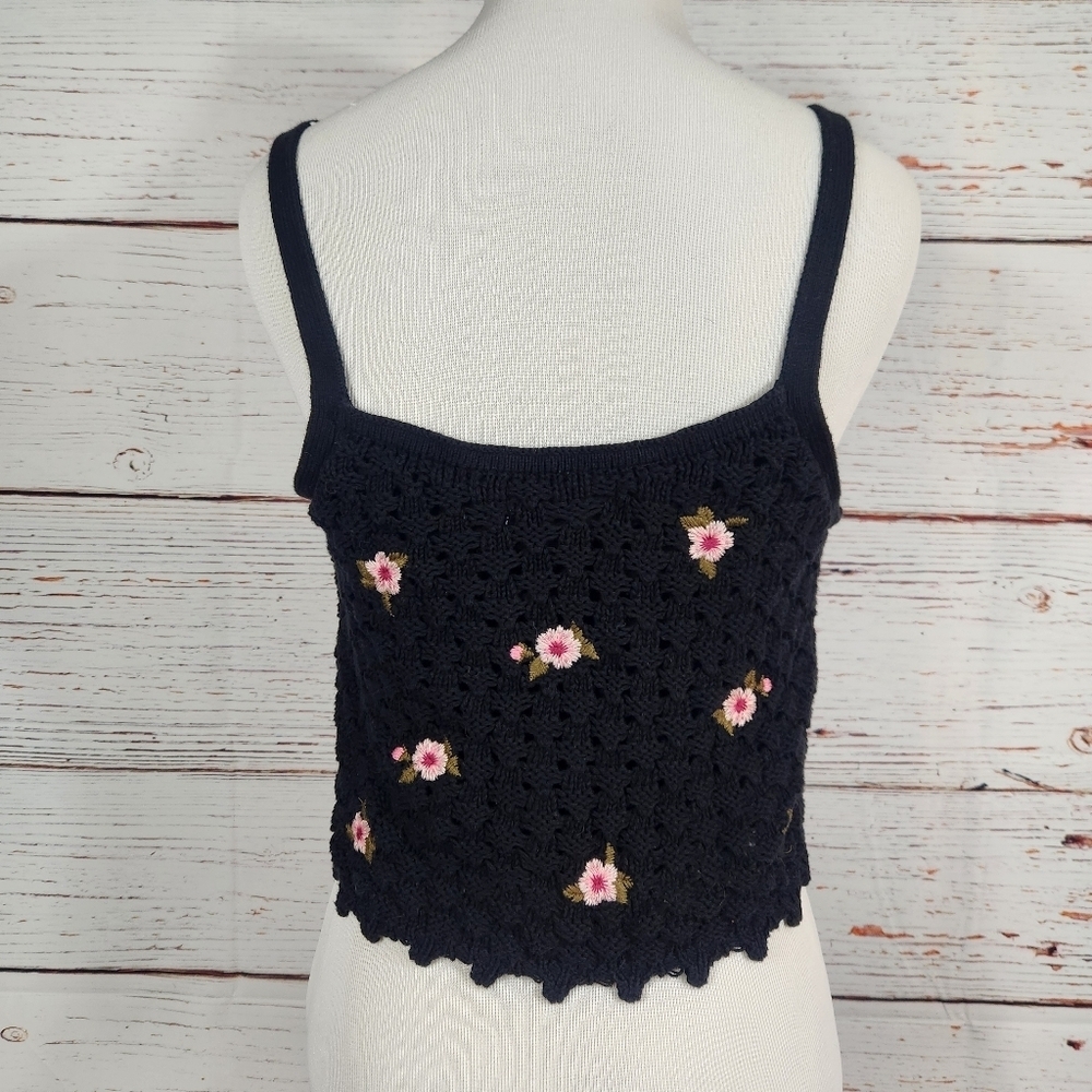 ARIZONA JEAN CO Black And Floral Crochet Cropped Tank Top (M) - Picture 2 of 5